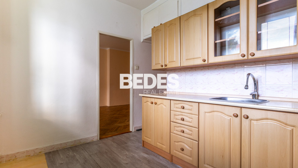 BEDES - REZERVOVANÉ | Priestranný 2 izbový byt s balkónom na Starom sídlisku