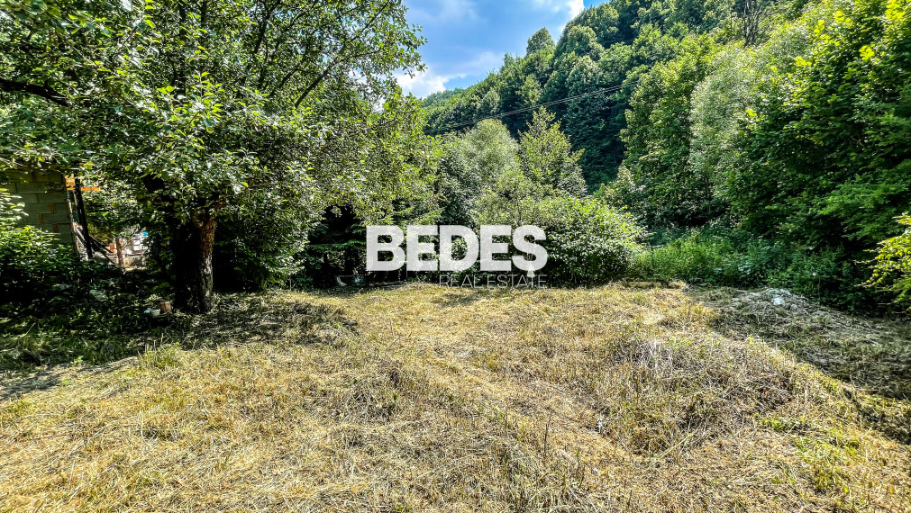 BEDES | Stavebný pozemok s menšou stavbou a potokom v Chvojnici