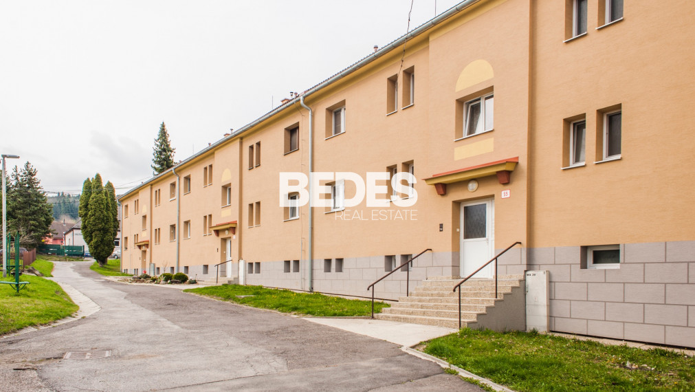 BEDES | REZERVOVANÉ 2 izb. byt, pôvodný stav, 61m2, garáž, Handlová