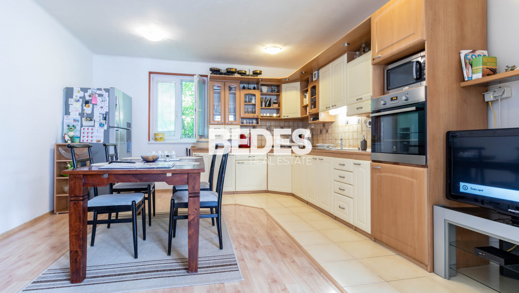 BEDES | Vidiecky dom na krásnom 24á pozemku s ovocným sadom a domčekom pre hostí