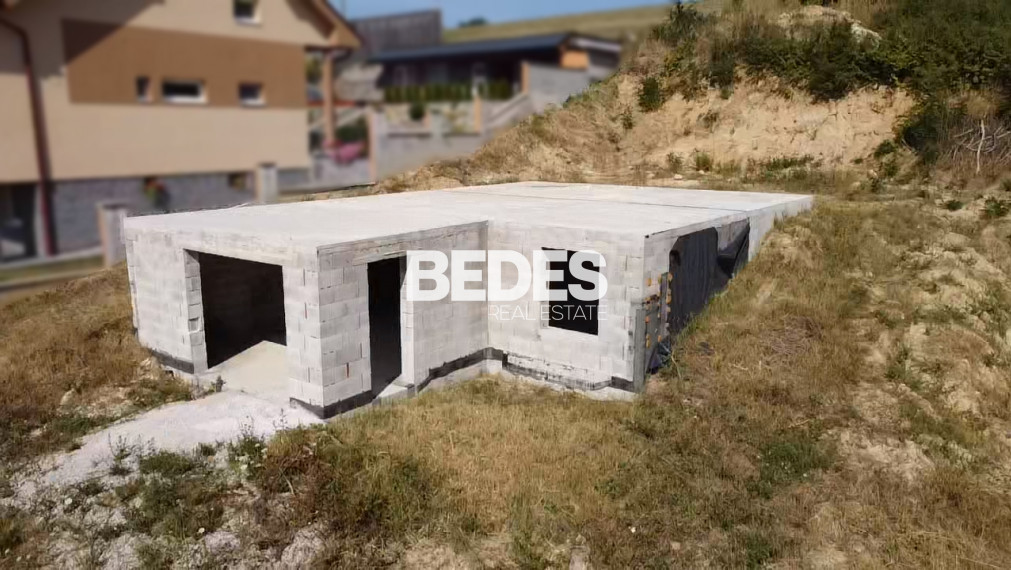 BEDES | Pozemok so stavebným povolením, rozostavanou stavbou a projektovou dokumentáciou