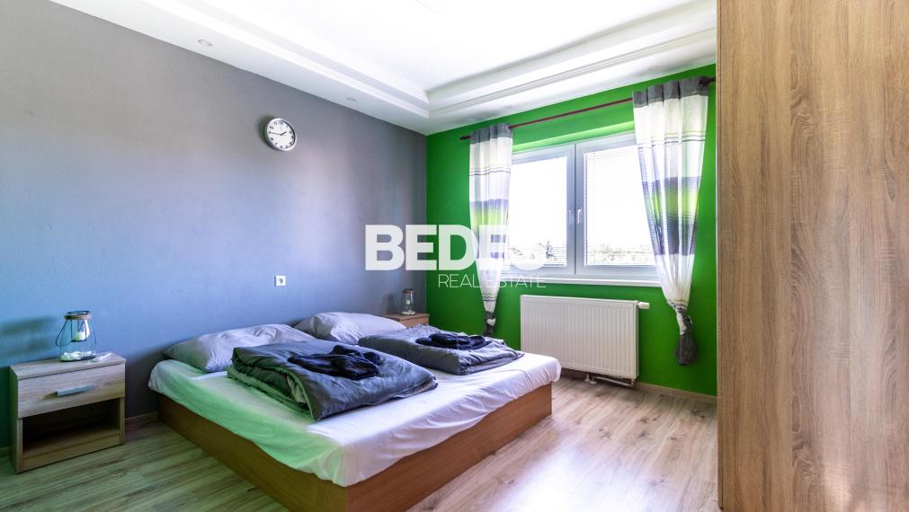 BEDES | Trojpodlažný rodinný dom s upravenou záhradou a bazénom