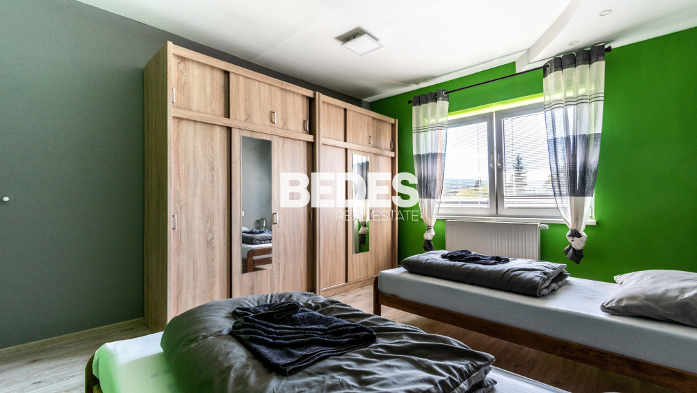 BEDES | Trojpodlažný rodinný dom s upravenou záhradou a bazénom