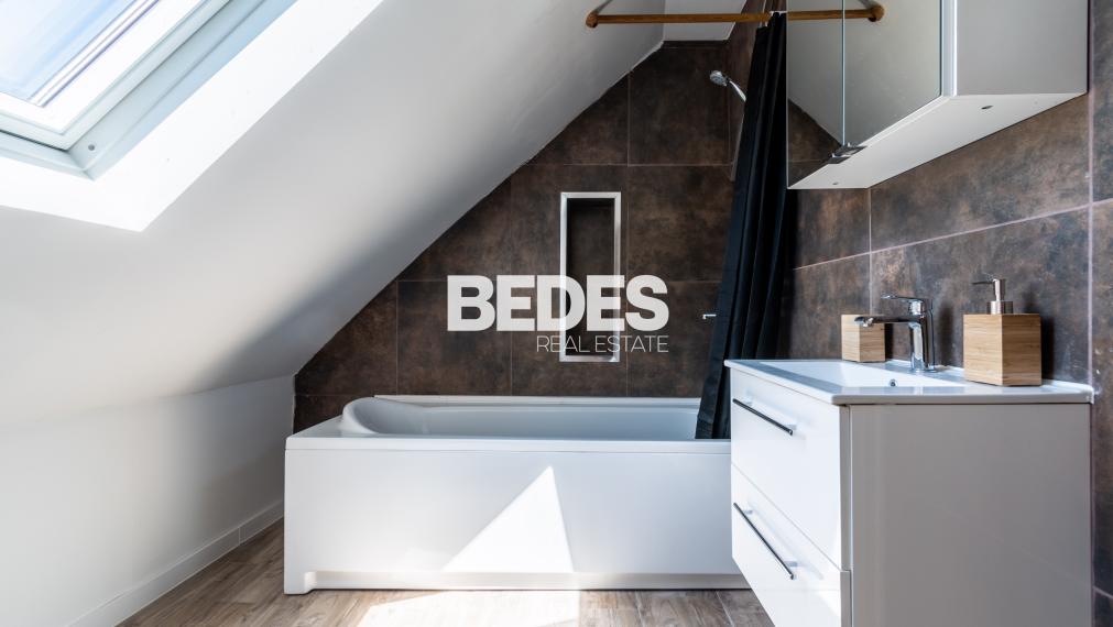 BEDES | Trojpodlažný rodinný dom s upravenou záhradou a bazénom