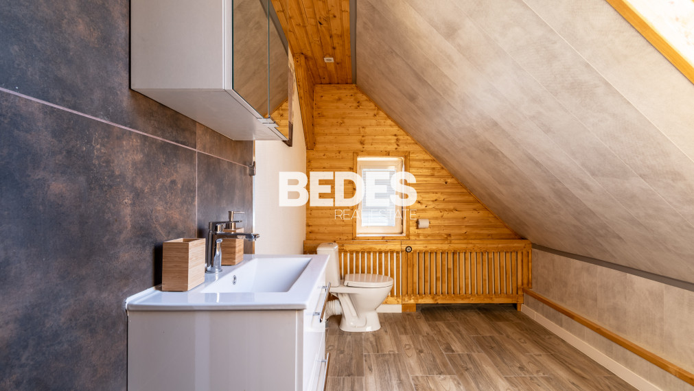 BEDES | Trojpodlažný rodinný dom s upravenou záhradou a bazénom