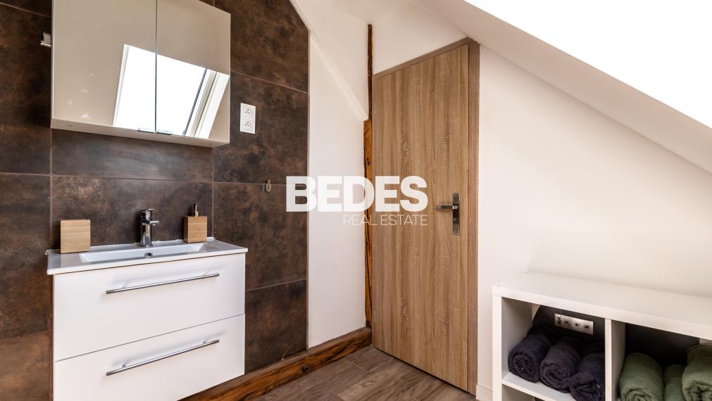 BEDES | Trojpodlažný rodinný dom s upravenou záhradou a bazénom