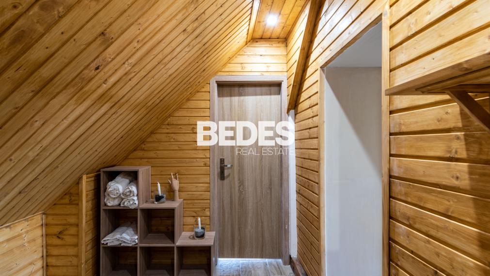 BEDES | Trojpodlažný rodinný dom s upravenou záhradou a bazénom