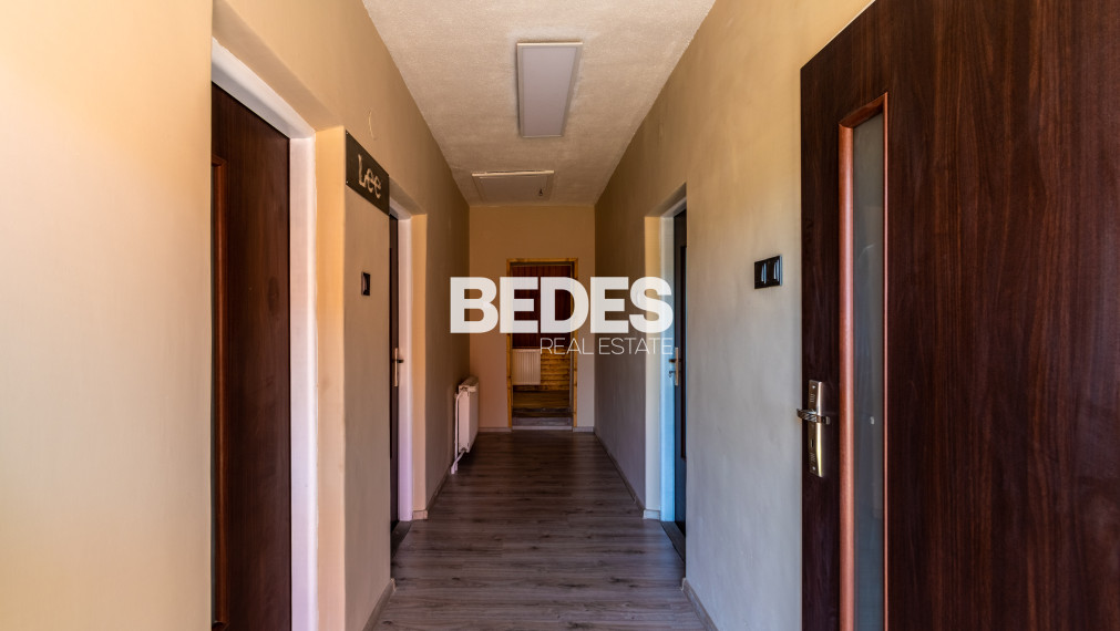 BEDES | Trojpodlažný rodinný dom s upravenou záhradou a bazénom