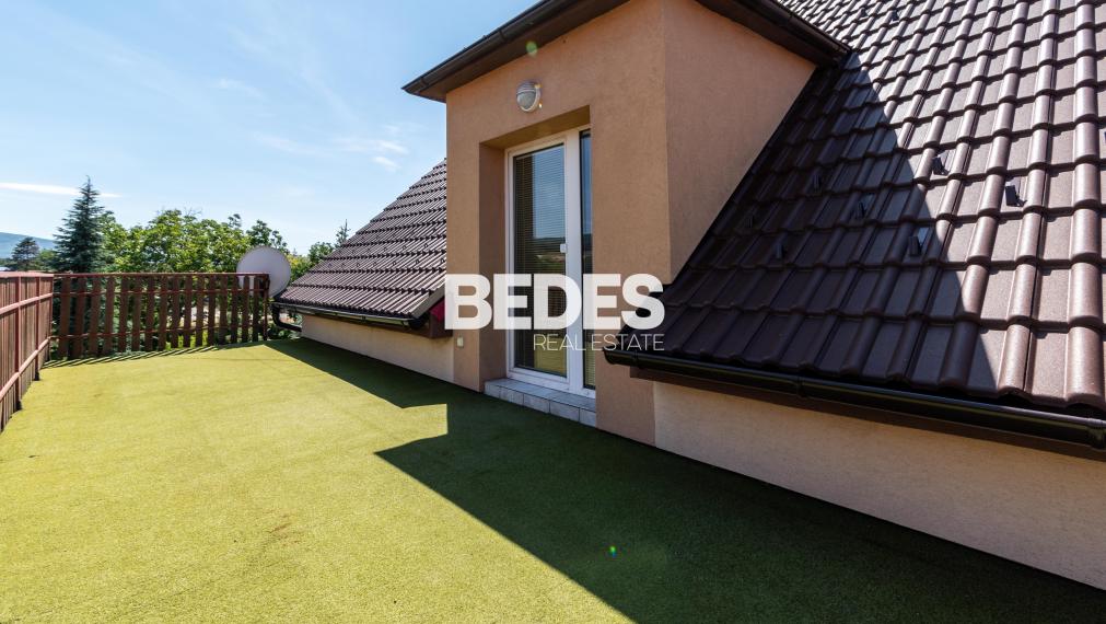 BEDES | Trojpodlažný rodinný dom s upravenou záhradou a bazénom