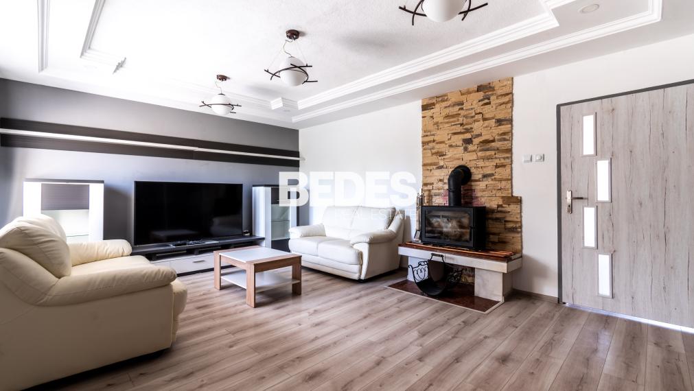 BEDES | Trojpodlažný rodinný dom s upravenou záhradou a bazénom