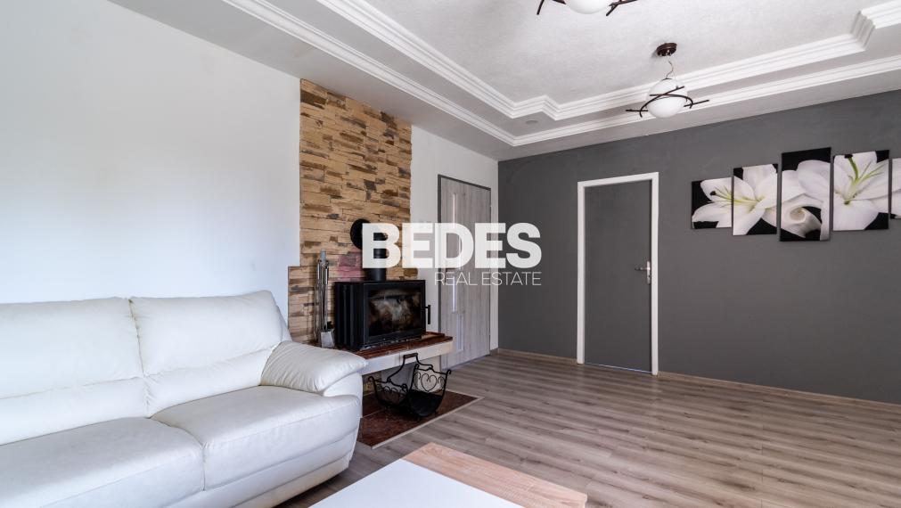 BEDES | Trojpodlažný rodinný dom s upravenou záhradou a bazénom