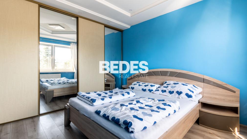 BEDES | Trojpodlažný rodinný dom s upravenou záhradou a bazénom