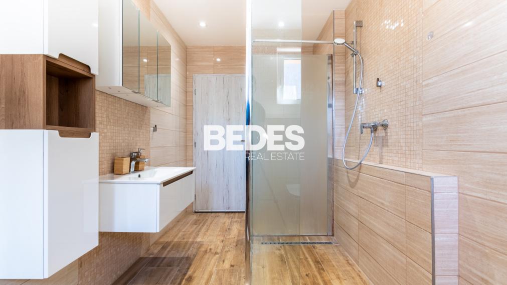 BEDES | Trojpodlažný rodinný dom s upravenou záhradou a bazénom