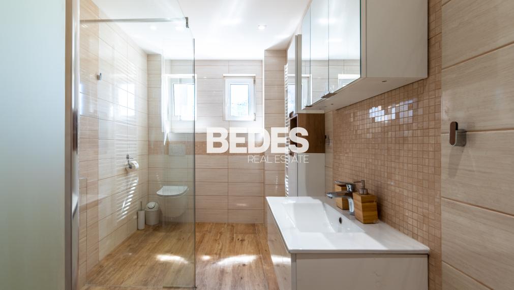 BEDES | Trojpodlažný rodinný dom s upravenou záhradou a bazénom