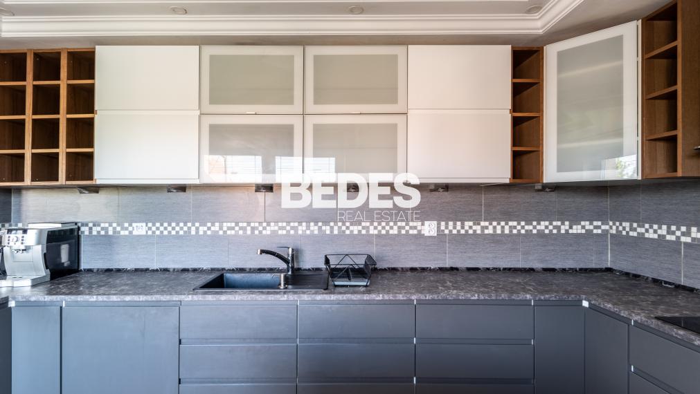 BEDES | Trojpodlažný rodinný dom s upravenou záhradou a bazénom