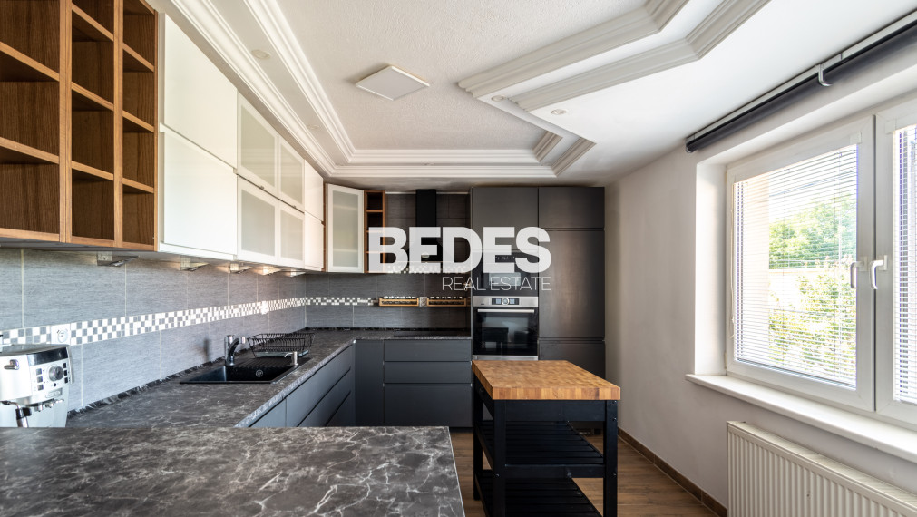 BEDES | Trojpodlažný rodinný dom s upravenou záhradou a bazénom