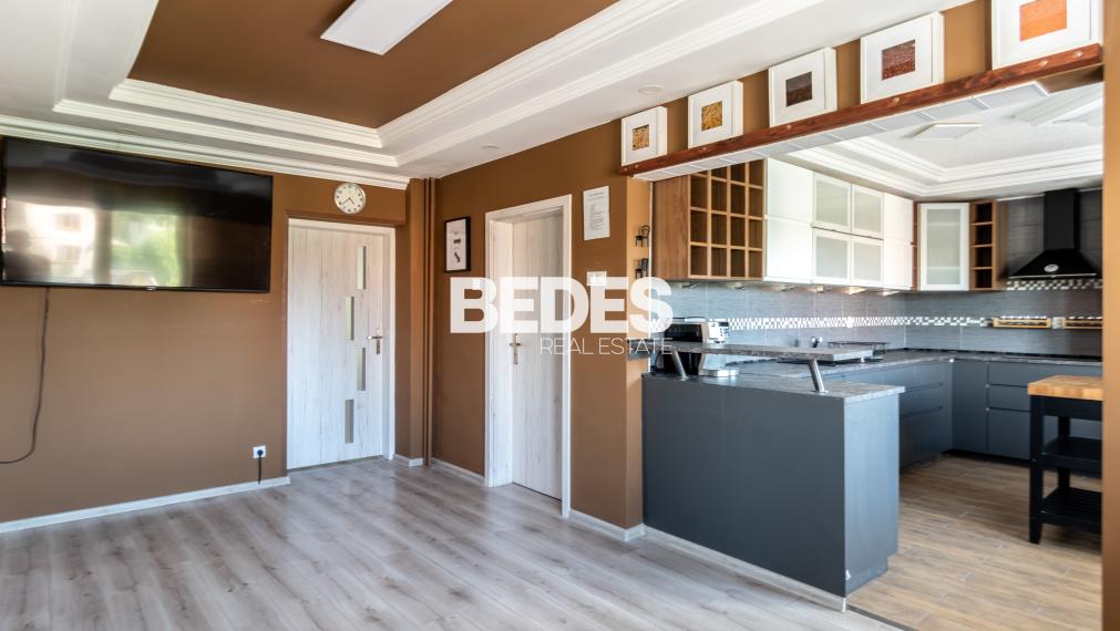 BEDES | Trojpodlažný rodinný dom s upravenou záhradou a bazénom