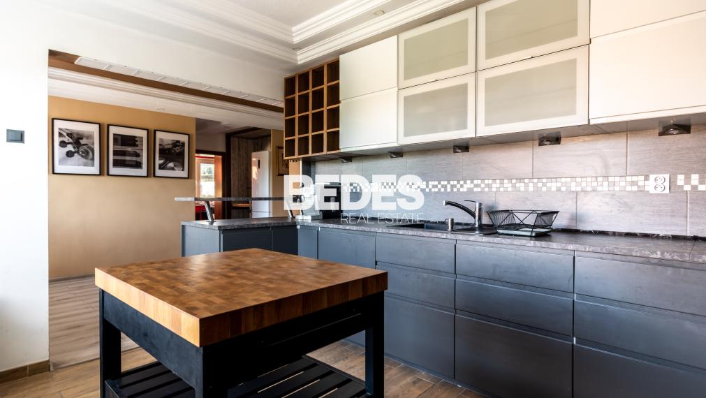 BEDES | Trojpodlažný rodinný dom s upravenou záhradou a bazénom