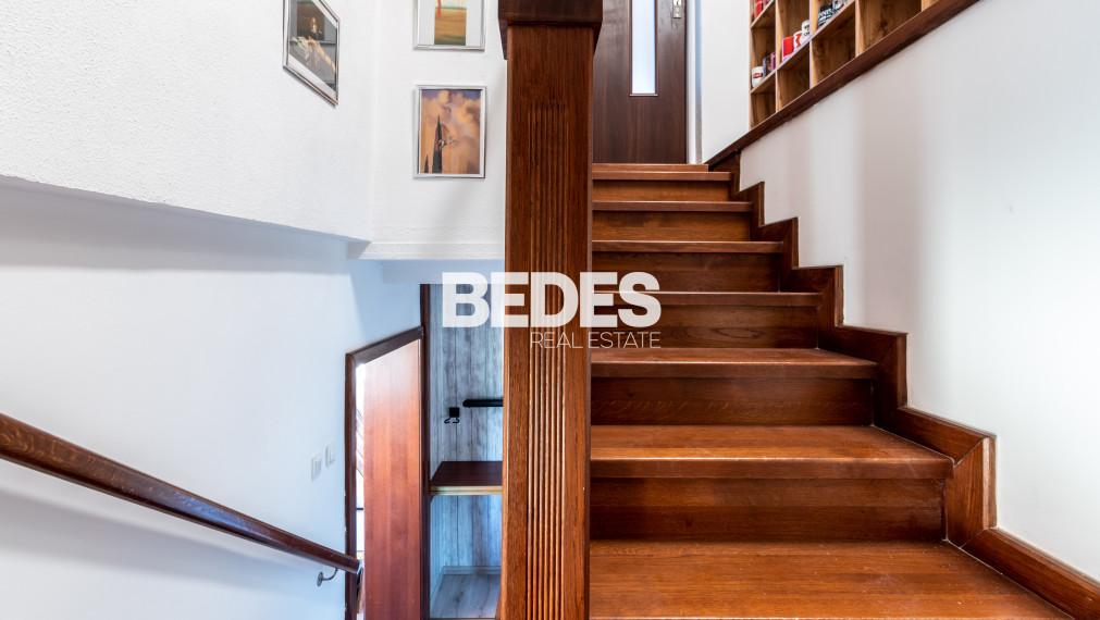 BEDES | Trojpodlažný rodinný dom s upravenou záhradou a bazénom