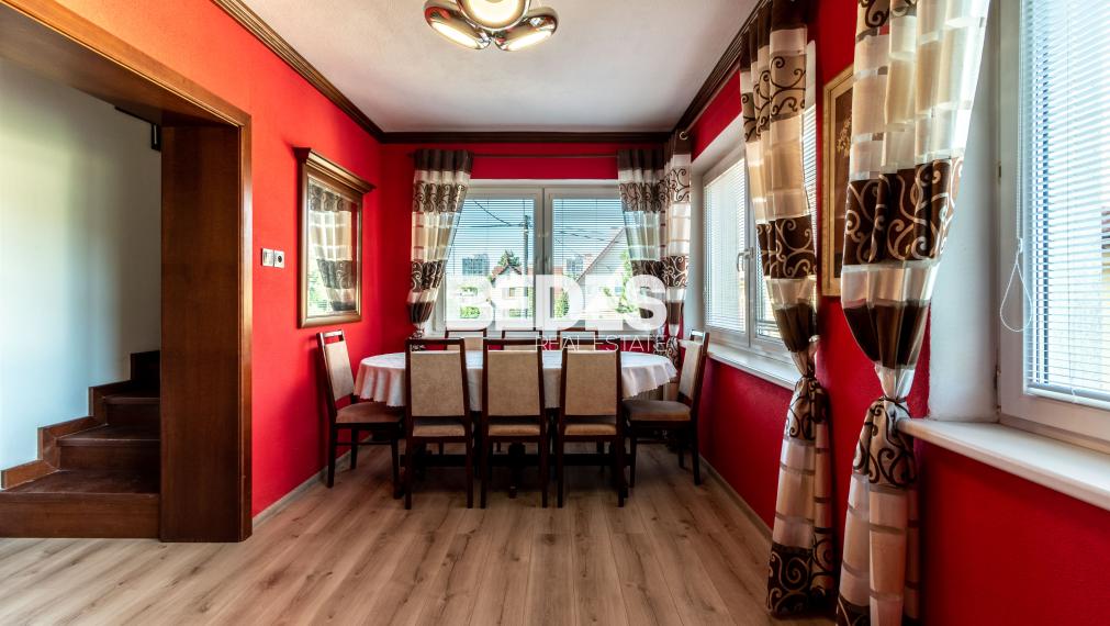 BEDES | Trojpodlažný rodinný dom s upravenou záhradou a bazénom