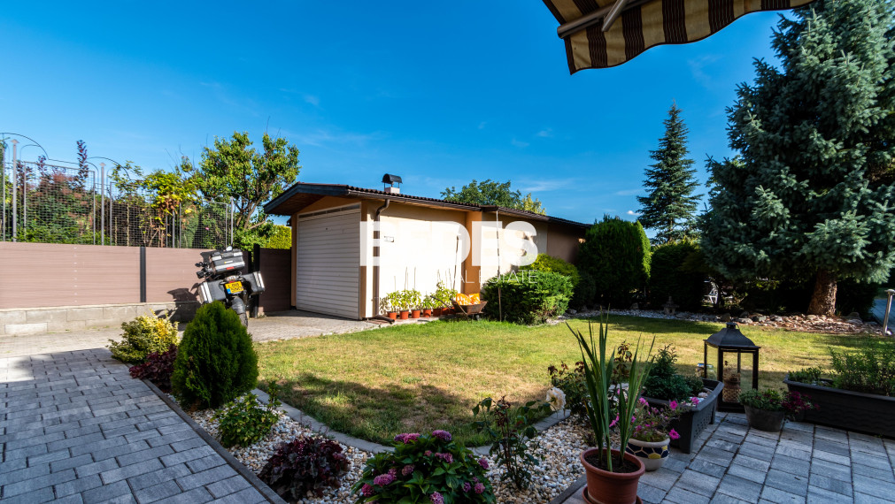 BEDES | Trojpodlažný rodinný dom s upravenou záhradou a bazénom