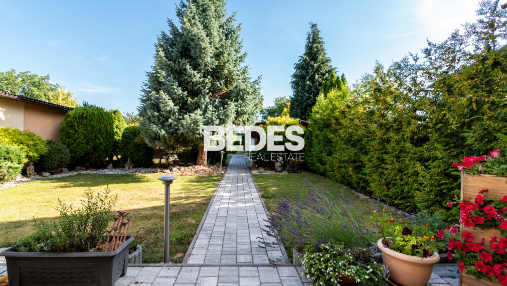 BEDES | Trojpodlažný rodinný dom s upravenou záhradou a bazénom