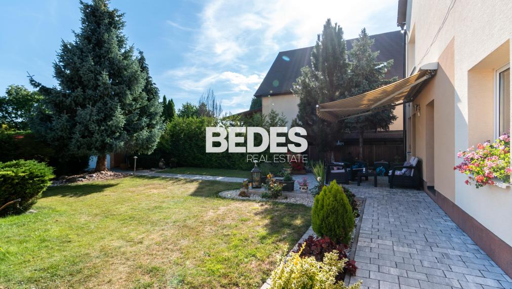 BEDES | Trojpodlažný rodinný dom s upravenou záhradou a bazénom