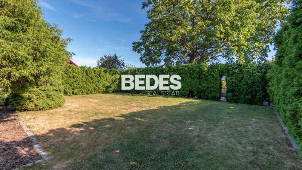 BEDES | Trojpodlažný rodinný dom s upravenou záhradou a bazénom