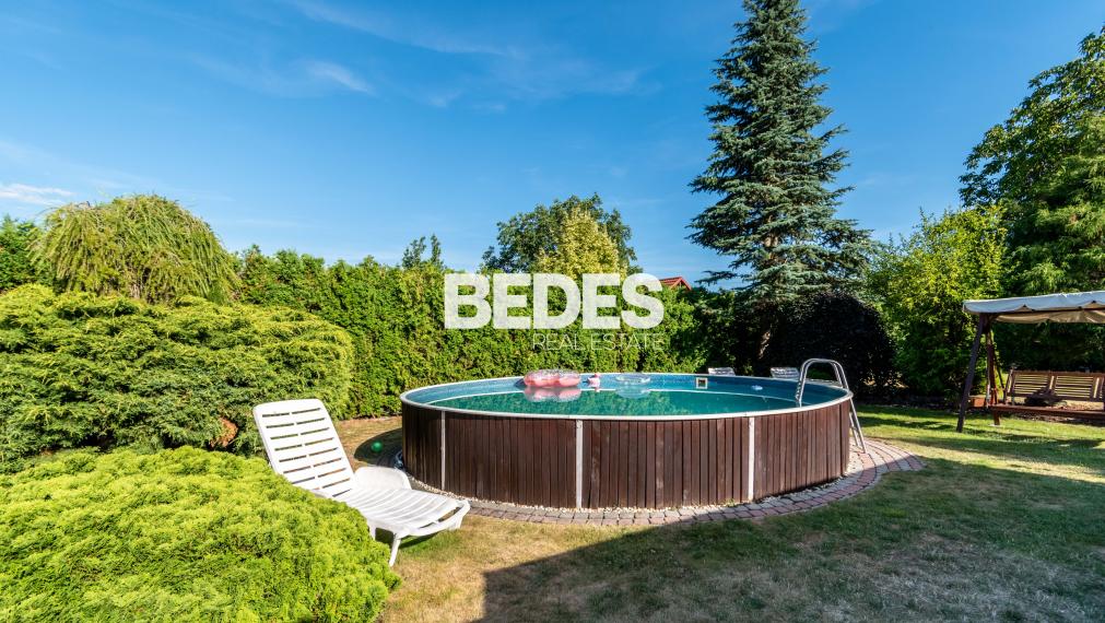 BEDES | Trojpodlažný rodinný dom s upravenou záhradou a bazénom