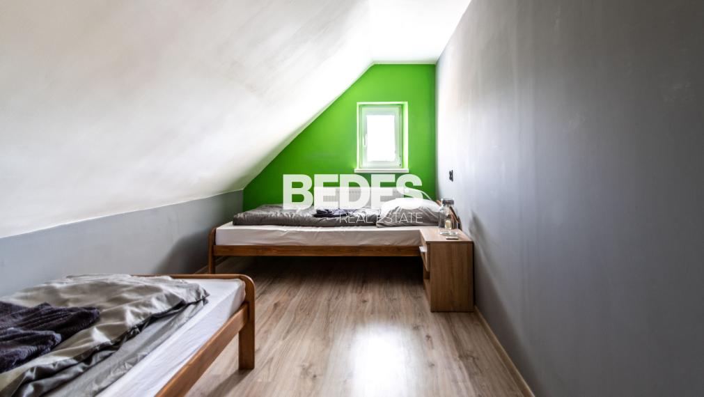 BEDES | Trojpodlažný rodinný dom s upravenou záhradou a bazénom