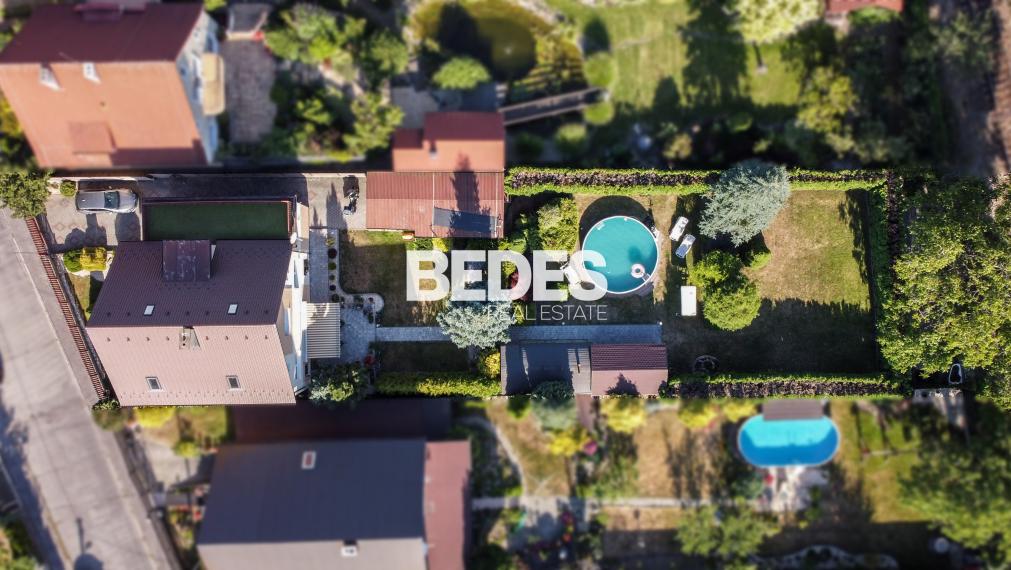 BEDES | Trojpodlažný rodinný dom s upravenou záhradou a bazénom
