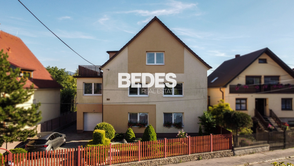 BEDES | Trojpodlažný rodinný dom s upravenou záhradou a bazénom