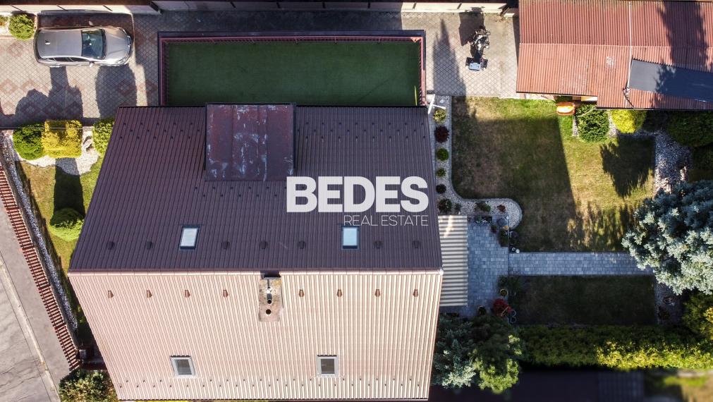BEDES | Trojpodlažný rodinný dom s upravenou záhradou a bazénom