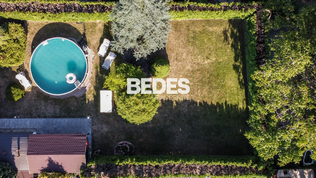 BEDES | Trojpodlažný rodinný dom s upravenou záhradou a bazénom