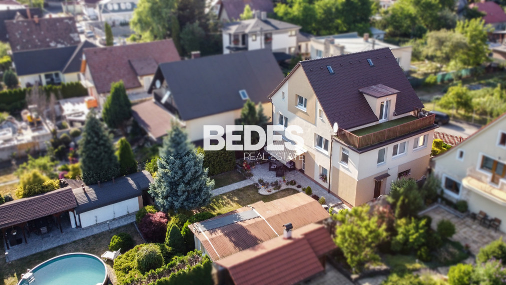 BEDES | Trojpodlažný rodinný dom s upravenou záhradou a bazénom