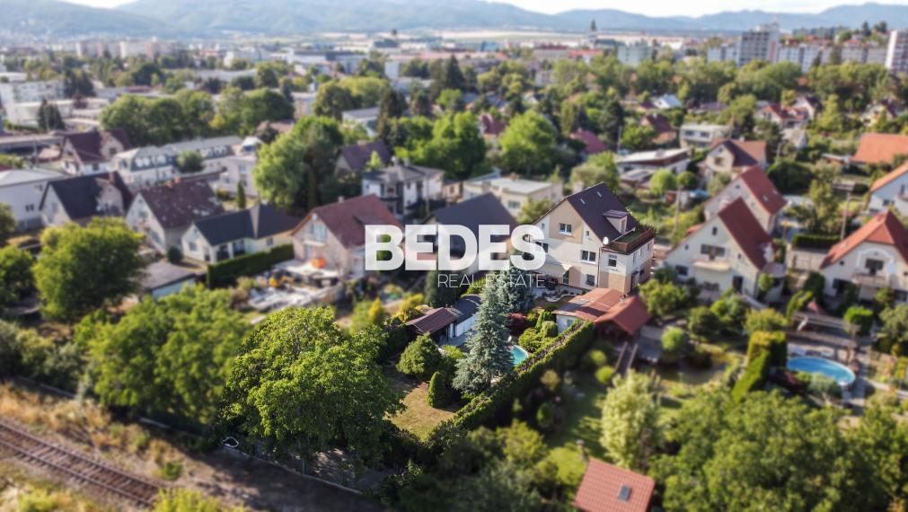 BEDES | Trojpodlažný rodinný dom s upravenou záhradou a bazénom