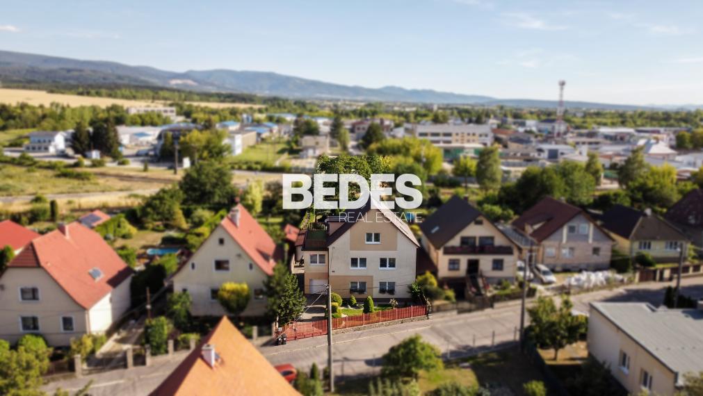 BEDES | Trojpodlažný rodinný dom s upravenou záhradou a bazénom
