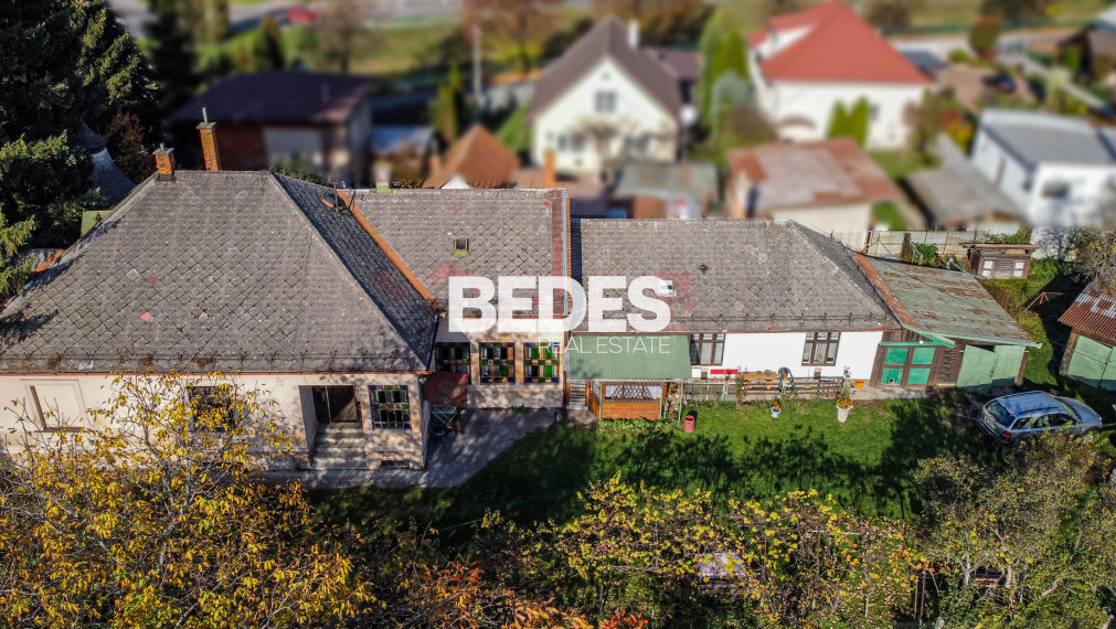 BEDES | Historické rodinné domy s vežičkou a  18 árovým pozemkom