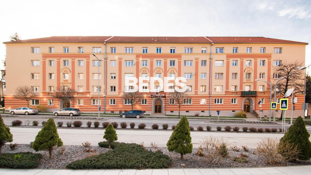BEDES - REZERVOVANÉ - veľkometrážny 2 izbový byt, 67m2, výťah, tehlová konštrukcia, Handlová
