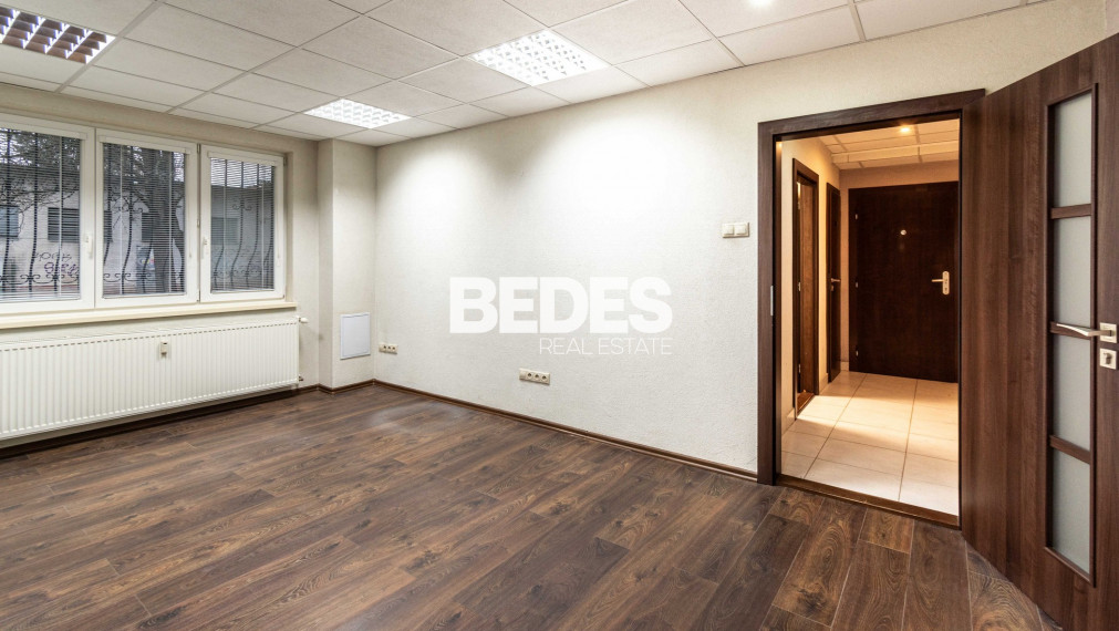 BEDES | Kancelárske priestory 60m2, vlastná kuchynka + socialky, Prievidza – centrum