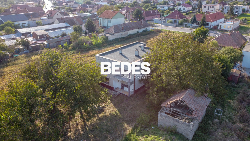 BEDES |Pozemky s rodinným domom vhodné na výstavbu rodinných