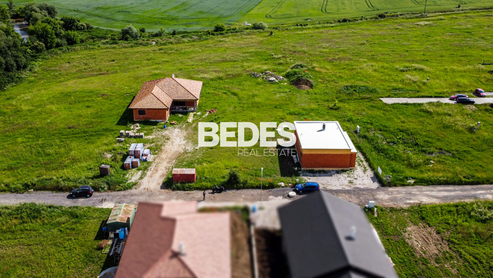 BEDES | Rovinaté pozemky na okraji obce s inž. sieťami