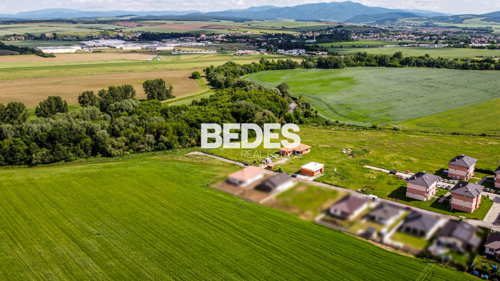 BEDES | Rovinaté pozemky na okraji obce s inž. sieťami