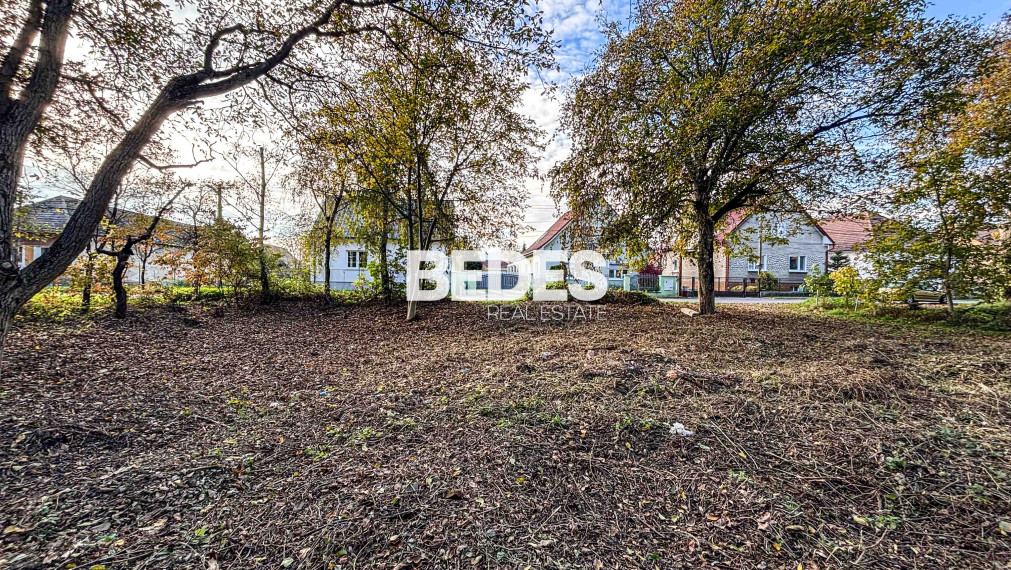 BEDES | Záhrada v slepej ulici s potokom na hranici pozemku
