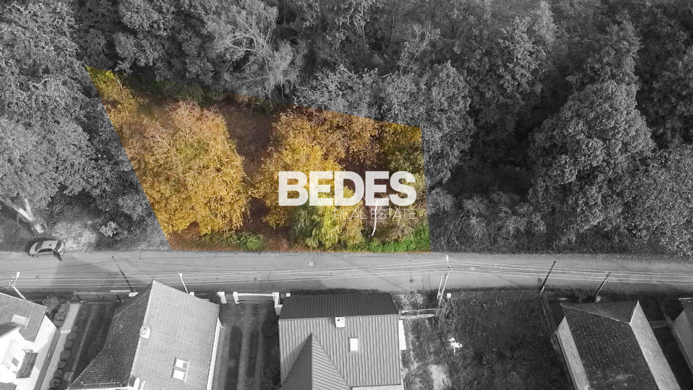 BEDES | Záhrada v slepej ulici s potokom na hranici pozemku