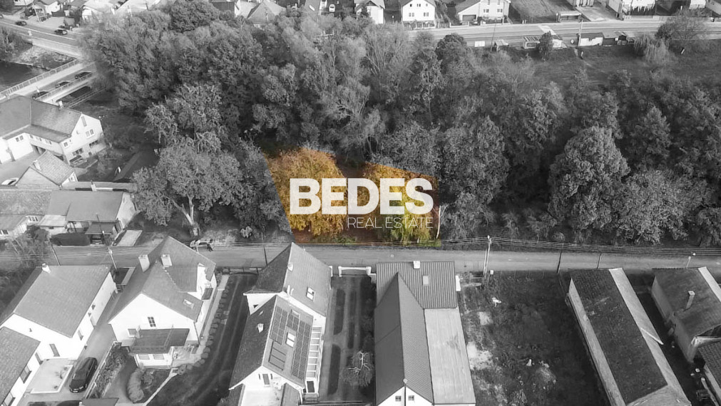 BEDES | Záhrada v slepej ulici s potokom na hranici pozemku