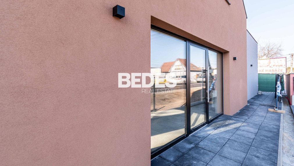 Obchodné priestory s vysokou viditeľnosťou, 5x parking, sklad