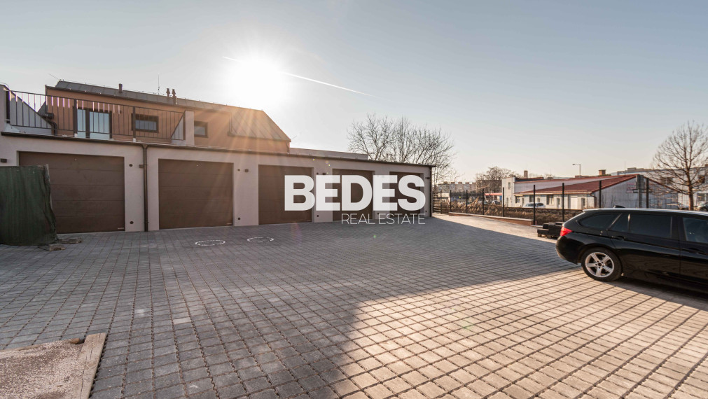 Obchodné priestory s vysokou viditeľnosťou, 5x parking, sklad