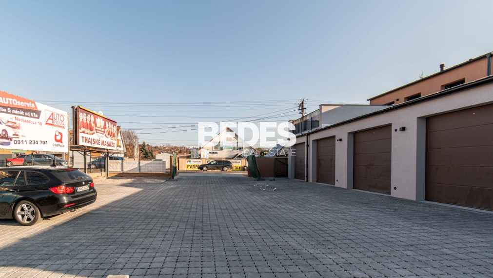 Obchodné priestory s vysokou viditeľnosťou, 5x parking, sklad