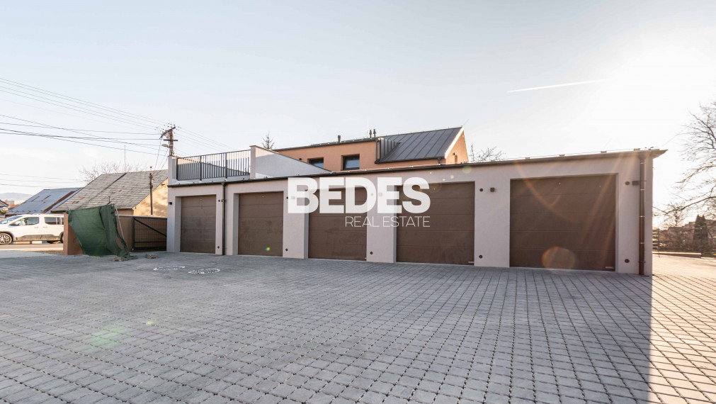 Obchodné priestory s vysokou viditeľnosťou, 5x parking, sklad